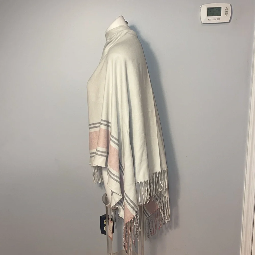 Siizu Causebox Collaboration NWT ladies 100% Viscose fringe wrap.